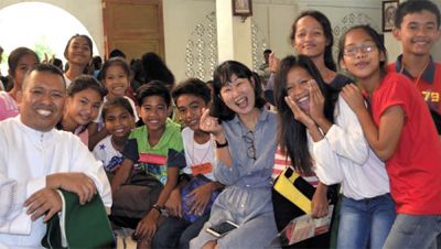 Sihyeon and Columban Fr. Rolly with a youth group in the Philippines,